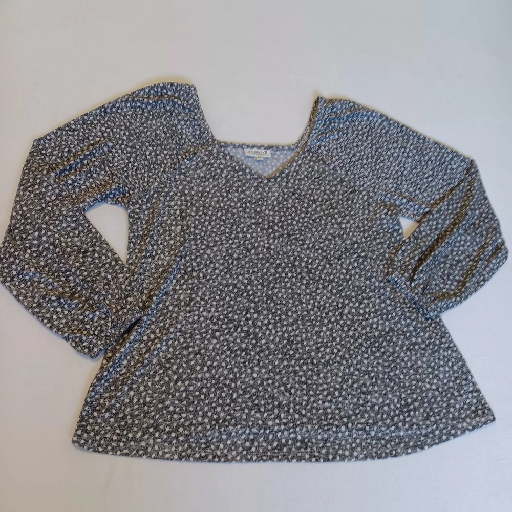 Studio B Sz L Polka Dot Lightweight Stretchy V Neck Feminine Gray & White Blouse